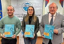 La presidenta del Consejo de la Juventud en Castilla y León, Sandra Ámez, flanqueada por el vicepresidente del mismo organismo nacional, Juan Antonio Báez (i), y el presidente del Consejo Económico y Social (CES) de la región, Enrique Cabero (d).