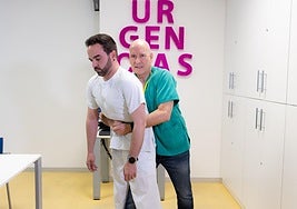 El doctor Mario Hernández Gajate, jefe de Urgencias del Río Hortega, hace una demostración de la maniobra de Heimlich con David Duval Melchor, un MIR de Familia que ejerce de figurante.