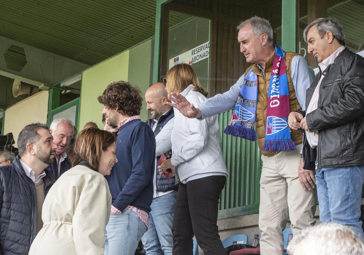 El alcalde de Segovia, José Mazarías, saluda a la portavoz municipal de Vox, Esther Núñez, durante el partido de la Gimnástica Segoviana de este domingo.