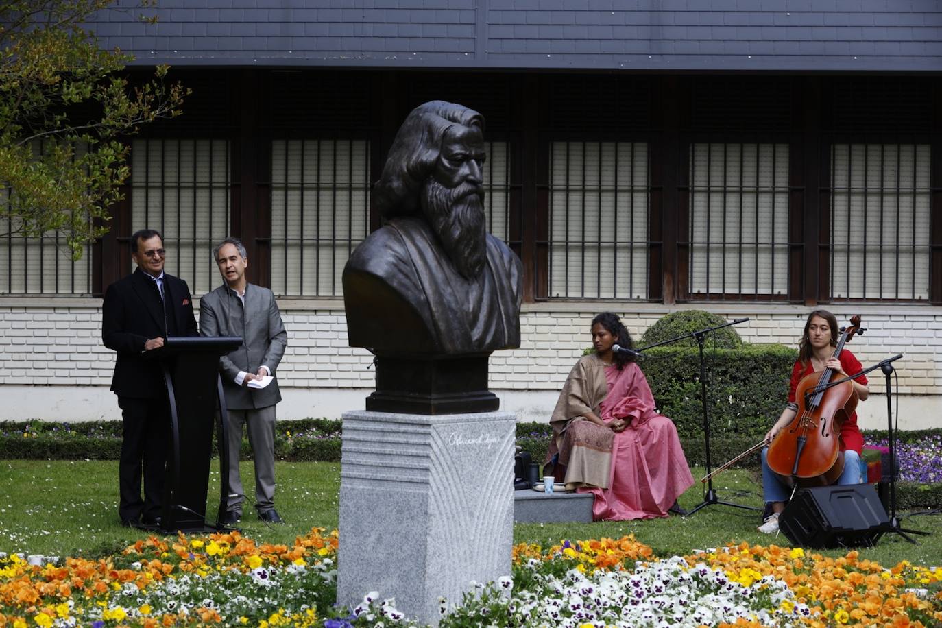 Inauguración de la escultura del poeta indio Tagore en Valladolid