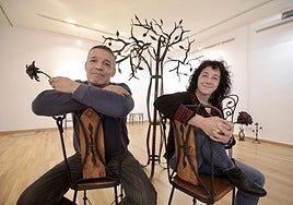 Jacinto Muñoz y Pilar Prieto, con algunas de sus piezas en la sala de exposiciones del Centro Regional de Artesanía de Castilla y León.