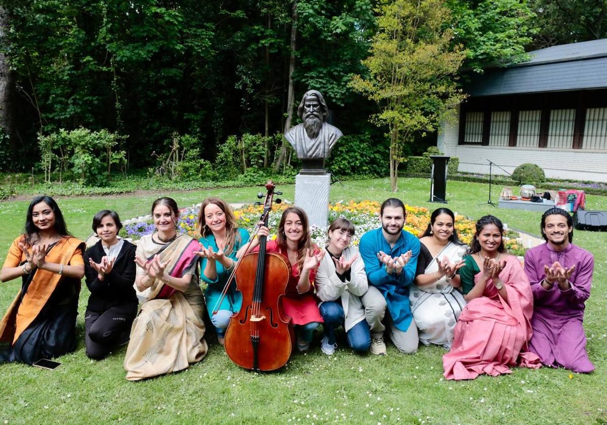 Responsables y colaboradores de la Casa de la India, frente a la nueva escultura de Tagore en el Campo Grande, junto a la biblioteca de verano.