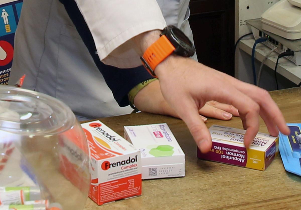 Dispensación de medicamentos en una farmacia.