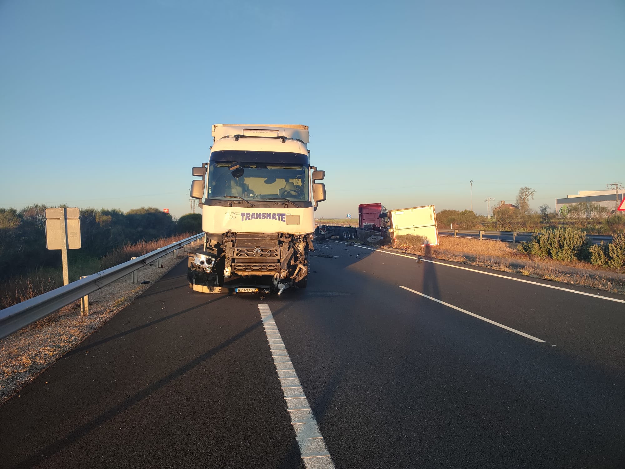 El choque entre dos camiones obliga a cortar el tráfico en la A-62