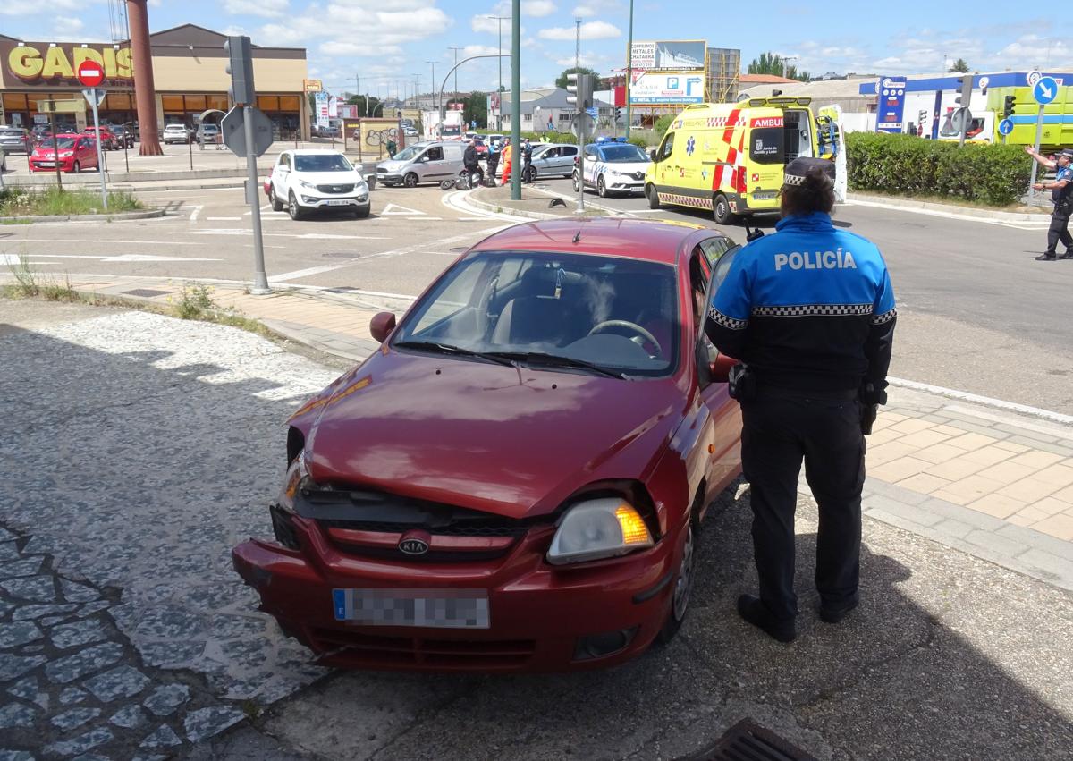 Imagen secundaria 1 - Arriba, retenciones en la avenida de Zamora y, debajo, a la izquierda, el turismo siniestrado en el cruce de la avenida de Zamora con Vázquez de Menchaca. A la derecha, la moto y la camioneta siniestrada en el cruce con Daniel del Olmo.