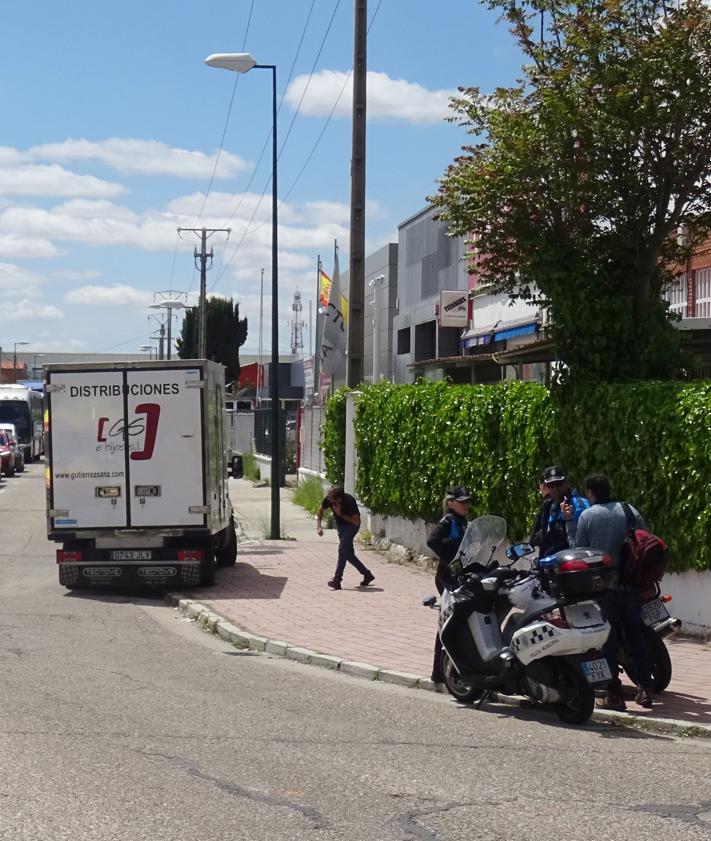 Imagen secundaria 2 - Arriba, retenciones en la avenida de Zamora y, debajo, a la izquierda, el turismo siniestrado en el cruce de la avenida de Zamora con Vázquez de Menchaca. A la derecha, la moto y la camioneta siniestrada en el cruce con Daniel del Olmo.