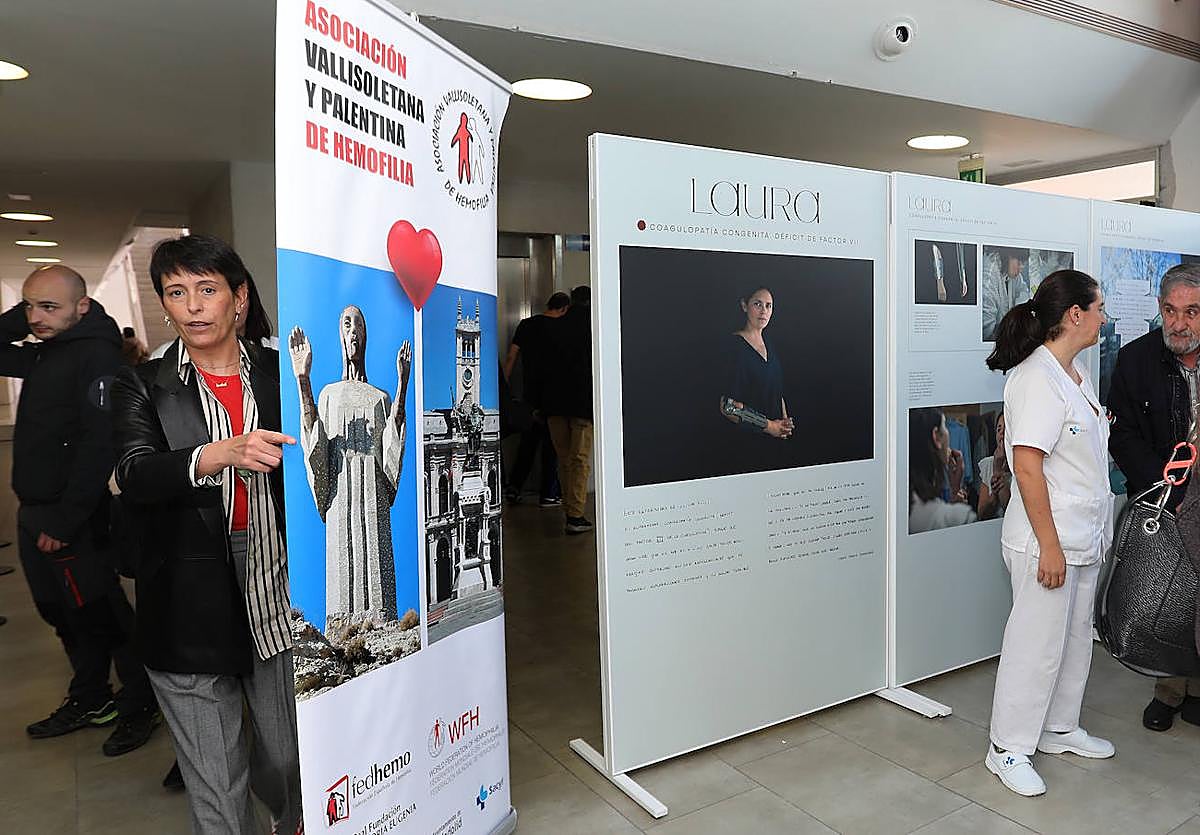Inauguración de la muestra, en el vestíbulo del Hospital Río Carrión.