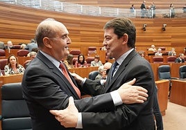 Tomásn Quintana saluda al presidente de la Junta, Alfonso Fernández Mañueco, antes de presentar su informe.