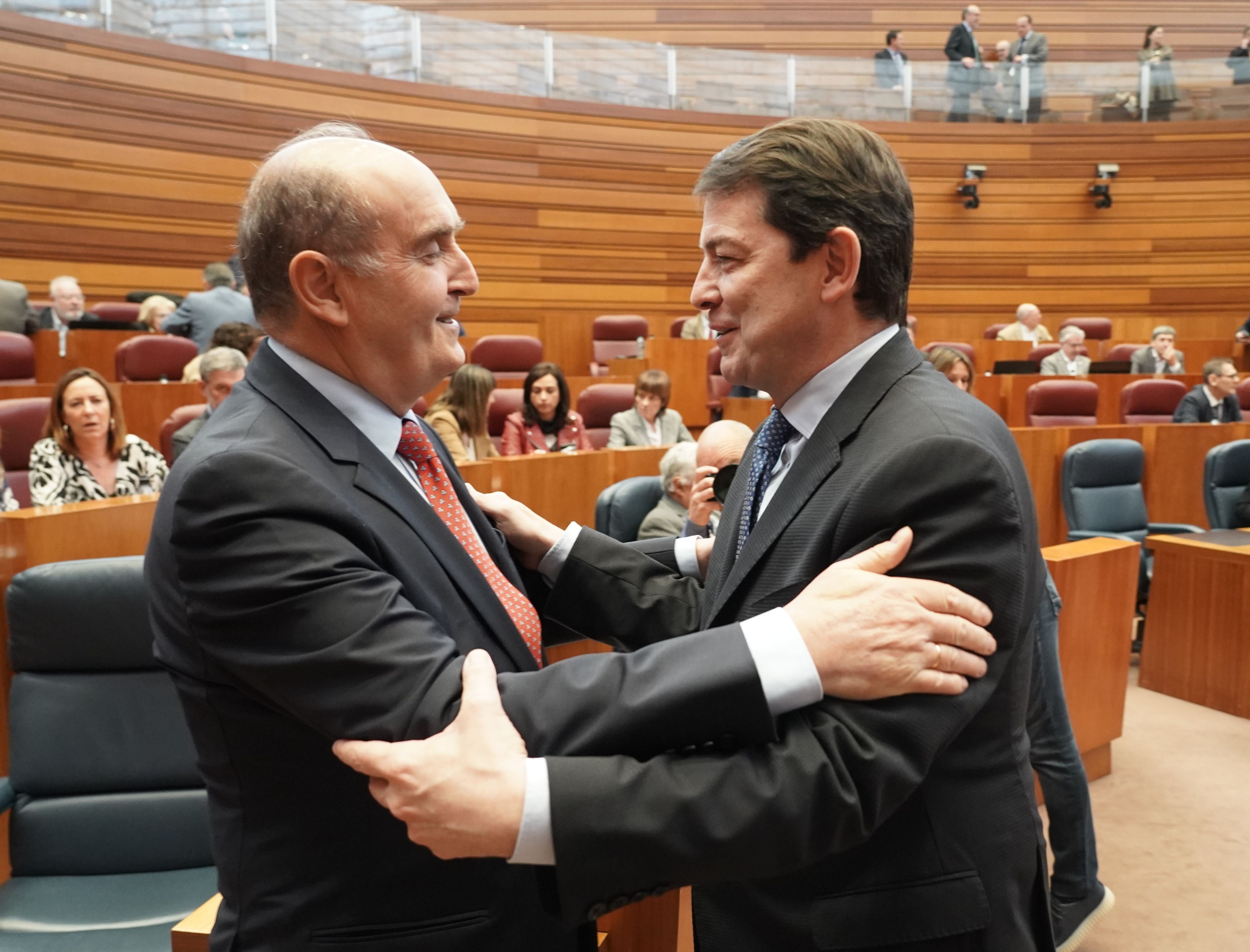 Tomásn Quintana saluda al presidente de la Junta, Alfonso Fernández Mañueco, antes de presentar su informe.