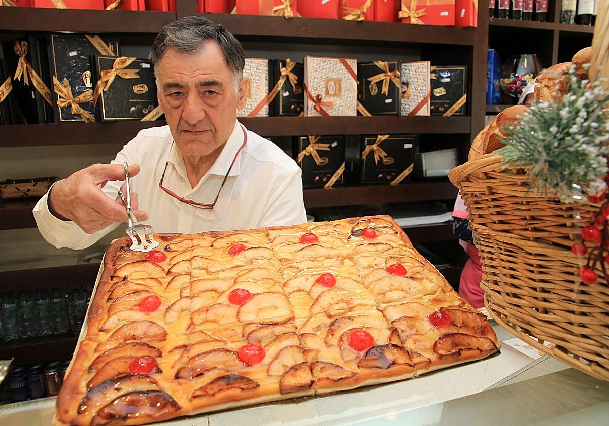 El panadero segoviano Juanjo Marín, en su establecimiento en la ciudad.