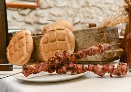 Imagen de archivo de un pincho de lechazo en un restaurante de Valladolid.