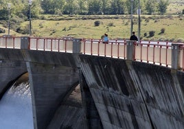 Varias personas pasean por el Pontón Alto, este martes.