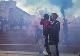 Ramsés, junto a su hijo, durante la celebración del ascenso.