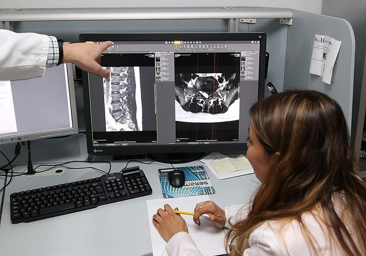 Una trabajadora observa una imagen de una prueba diagnóstica en el Hospital de Segovia.