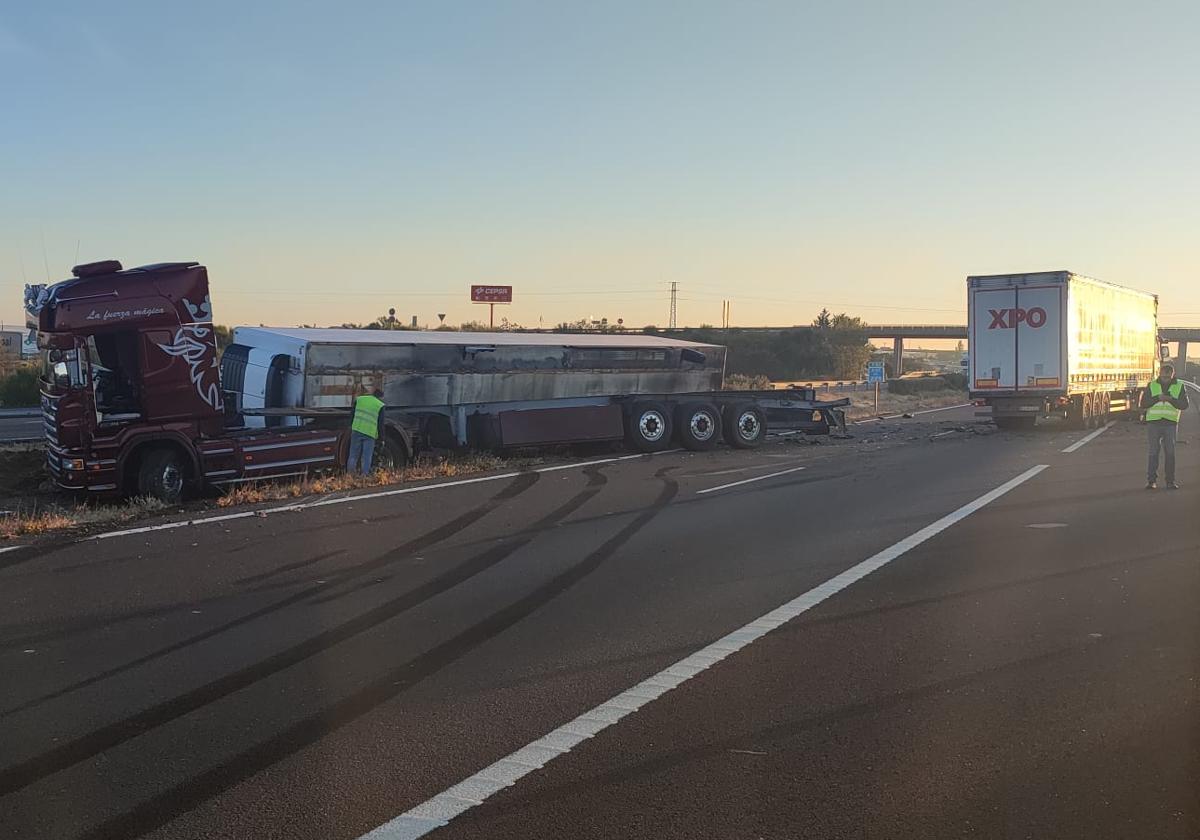 El choque entre dos camiones obliga a cortar el tráfico en la A-62