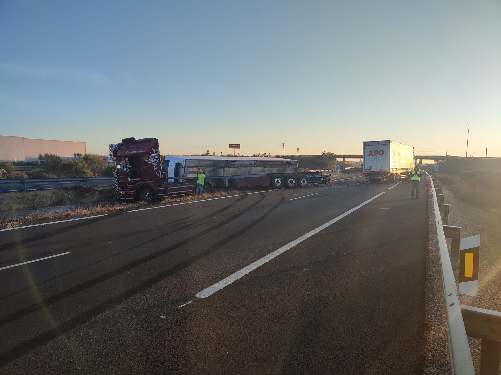 El choque entre dos camiones obliga a cortar el tráfico en la A-62