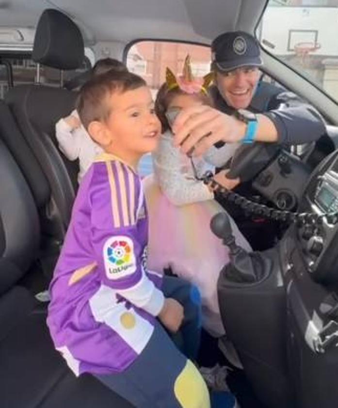 Imagen secundaria 2 - Con Jordi Masip, padre de un escolar de La Salle; Waldo, en la celebración del gol ante el Athletic el 5 de mayo de 2019 y en el coche patrulla cantando el himno del Pucela.