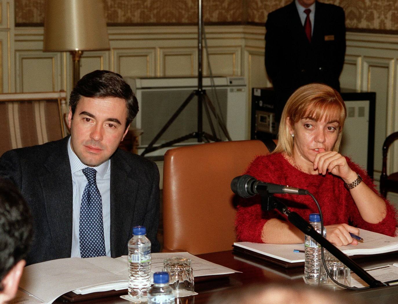 Diciembre 1999. La Consejera de Economia de Castilla y Leon, Isabel Carrasco y el ministro de Administraciones Publicas, Ángel Acebes, durante el Pleno de la Comisión Mixta de Transferencias.