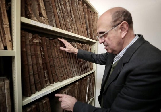 Paulino González Galindo, director del archivo diocesano, con varios legajos.