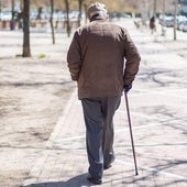 Hombre de edad sobre fondo de madera