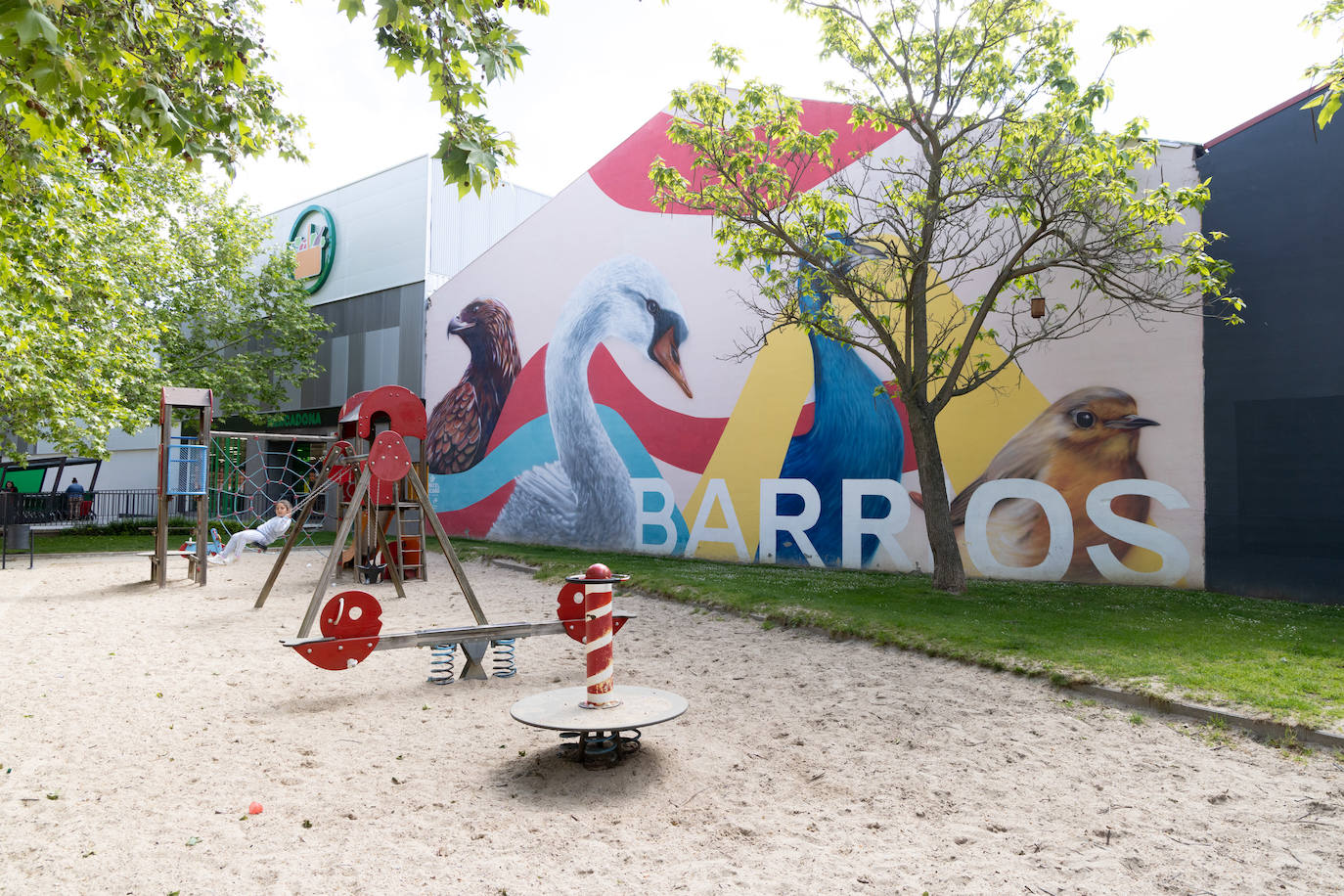 Zona de columpios y uno de los murales de la plaza Joaquín Díaz.