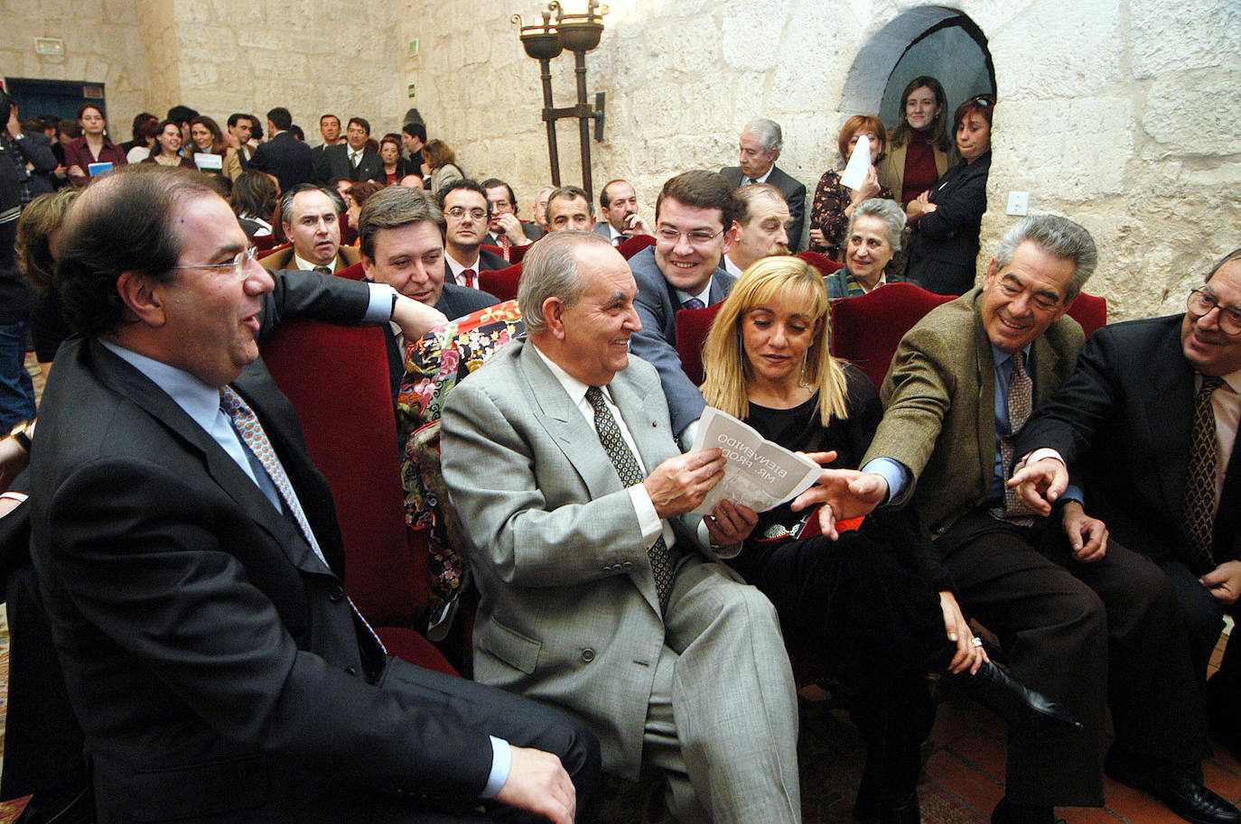 Diciembre 2002. Juan Vicente Herrera, Manuel Estella, Isabel Carrasco, Francisco Jambrina y Francisco Aguilar bromean durante la entrega de los Premios Hemicisco 2002 celebrados en el Castillo de Fuensaldaña.