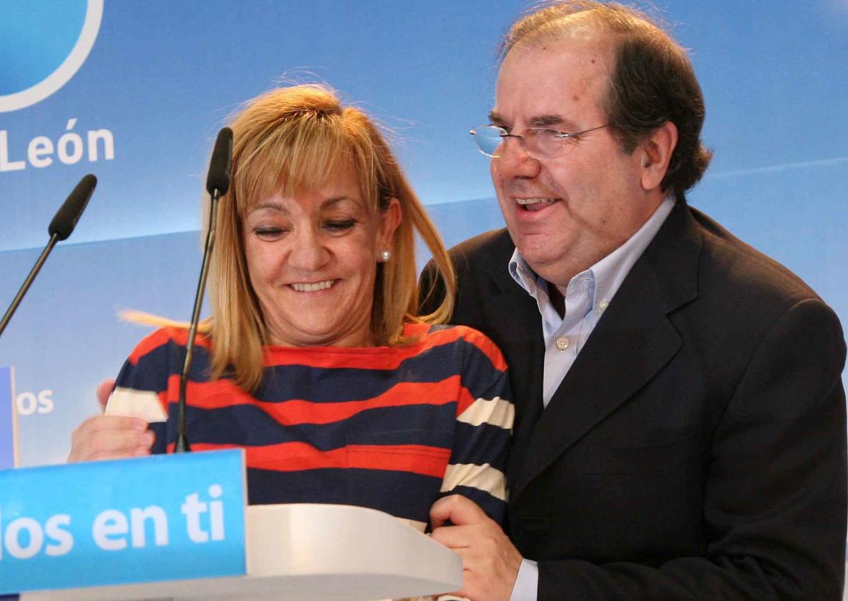 Imagen secundaria 1 - Mañueco toma una foto a Carrasco en un acto del PP con Rajoy; la leonesa en un mitin con Juan Vicente Herrera y una inauguración en León con Zapatero y el fallecido ministro leonés José Antonio Alonso.