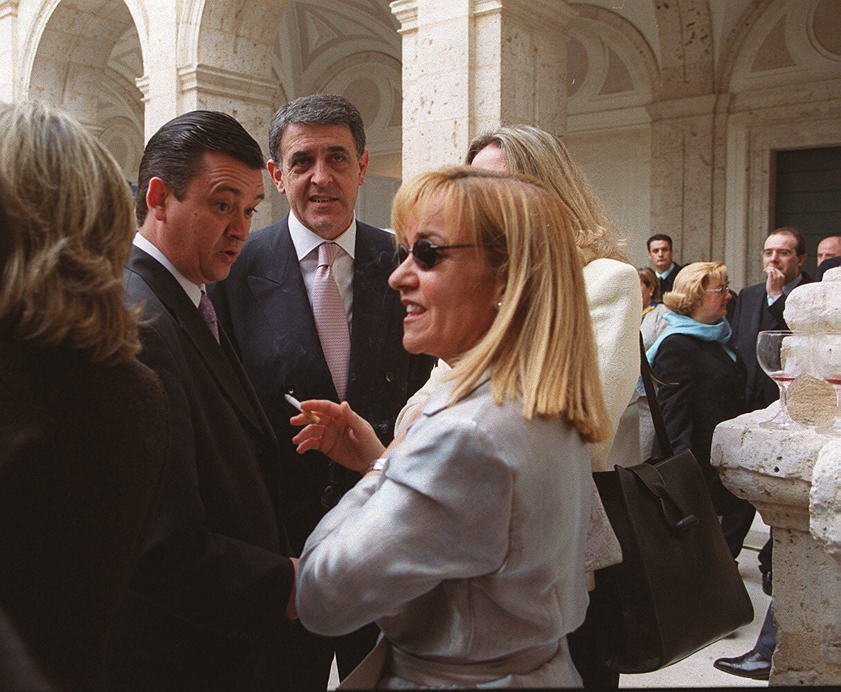 Marzo 2001. Con el presidente de Caja España, Marcial Manzano durante el aperitivo servido en el Monasterio de Prado tras la toma de posesión del nuevo presidente de la Junta, Juan Vicente Herrera.