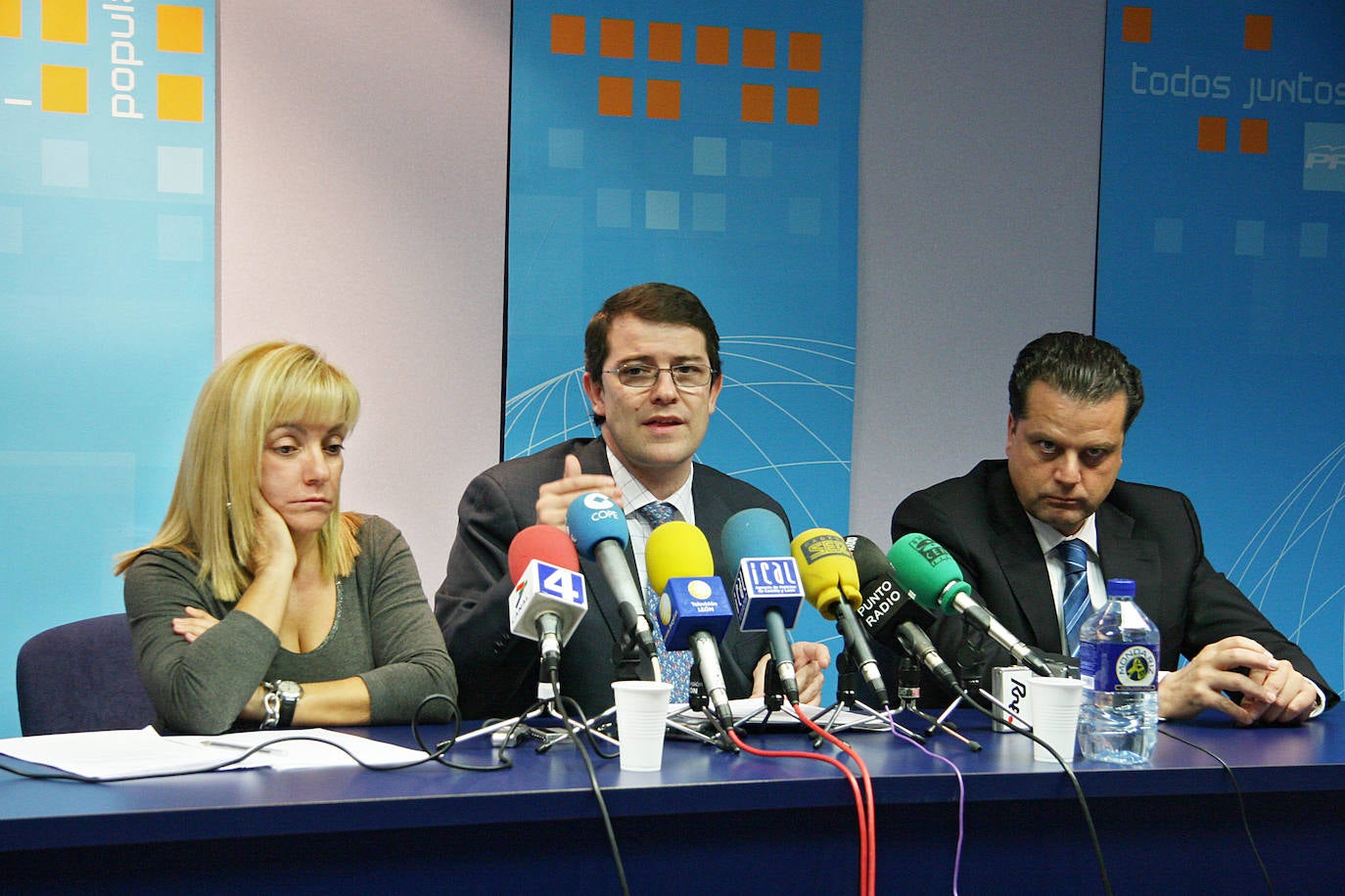 Diciembre 2006. El secretario regional del PP, Alfonso Fernández Mañueco, la directora provincial del PP en León, Isabel Carrasco, y el candidato a la Alcaldía de la ciudad, Mario Amilivia, en rueda de prensa.