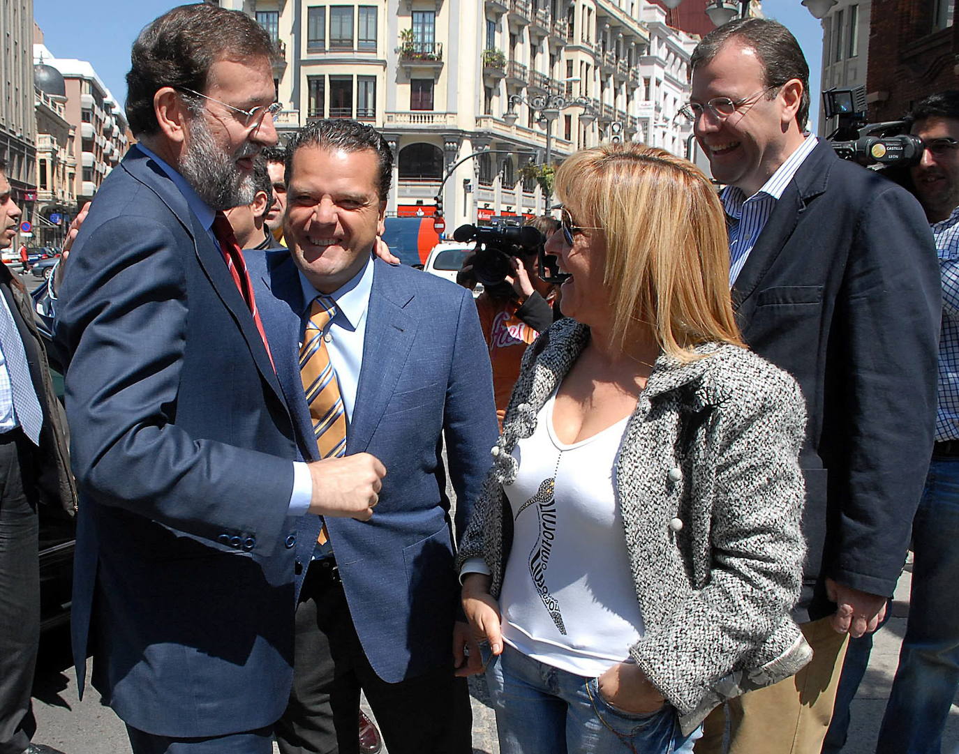 Mayo 2007. El presidente del Partido Popular, Mariano Rajoy, saluda al alcalde de León, Mario Amilivia, al candidato popular a la Junta, Antonio Silván y a la presidenta provincial, Isabel Carrasco, durante un paseo por la Plaza de Santo Domingo de León.