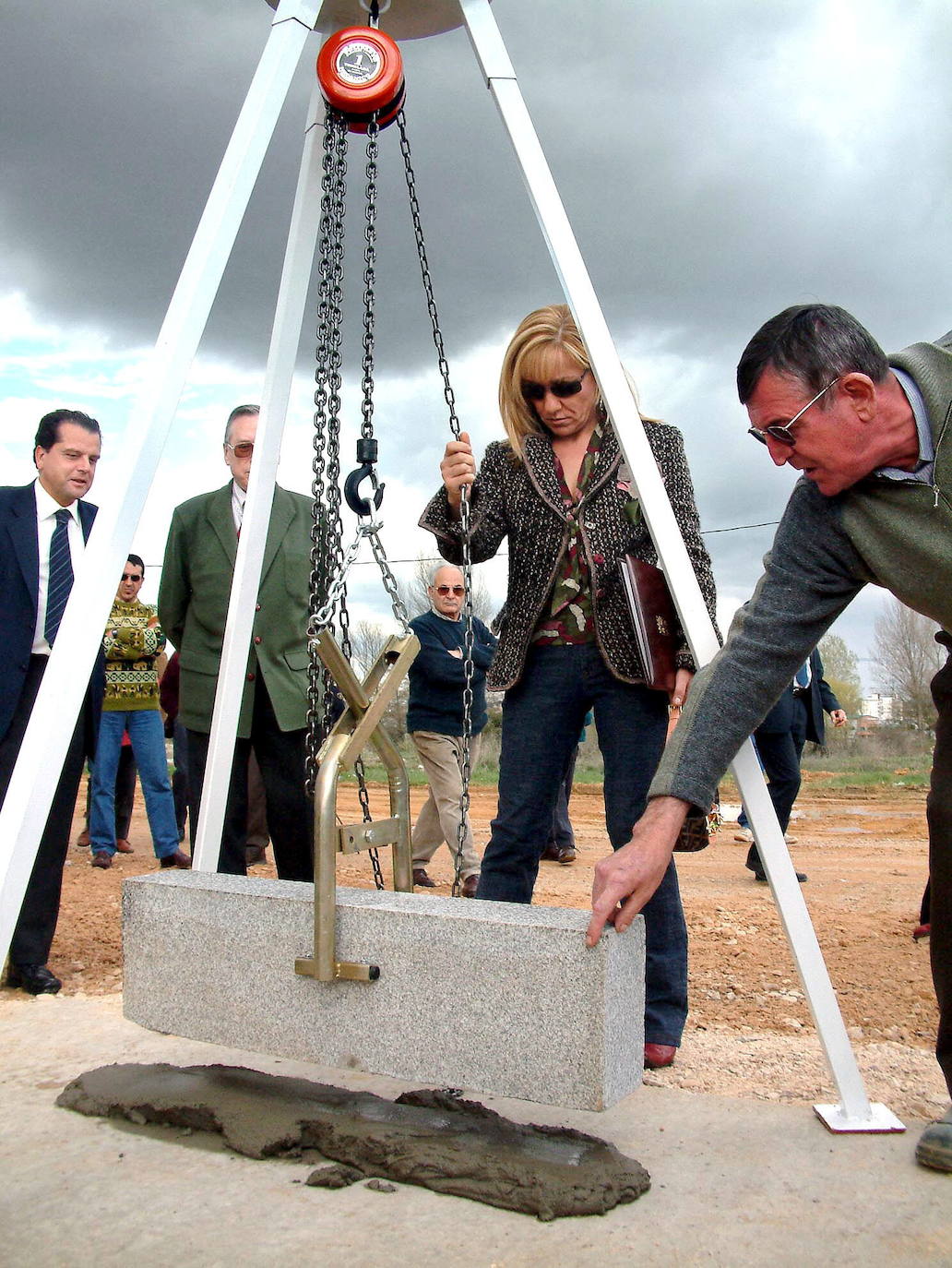 2003. En la colocación de la primera piedra, en un acto celebrado en la capital leonesa, del futuro Parque Tecnológico de León.