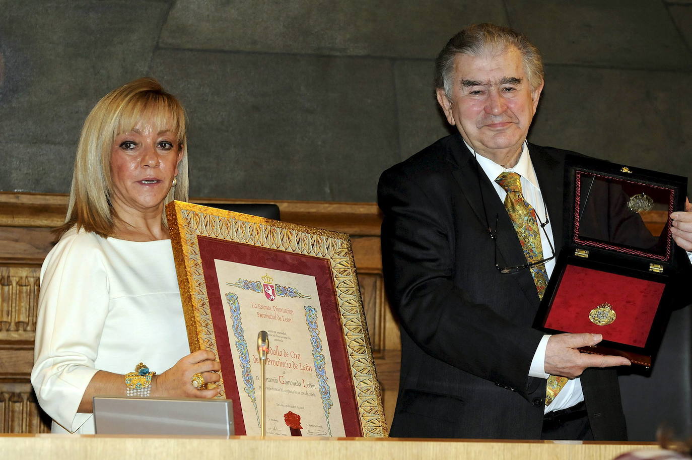 Octubre 2008. El poeta Antonio Gamoneda recibe la Medalla de Oro de la Provincia de manos de la presidenta de la Diputación de León, Isabel Carrasco, en un acto celebrado en el Palacio de los Guzmanes.