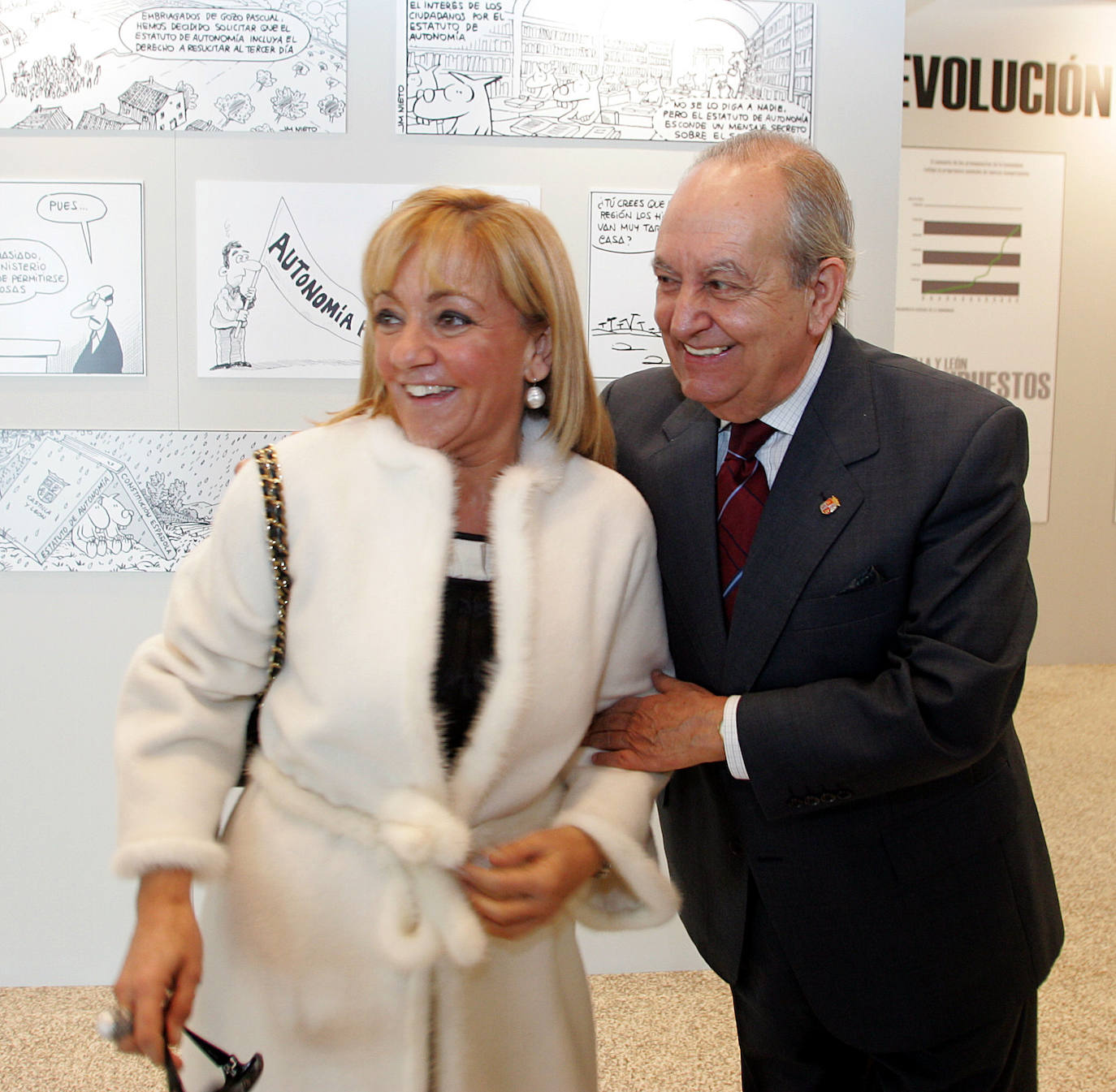 Febrero 2008. Isabel Carrasco y Manuel Estella durante la celebracion del 25 aniversario del Estatuto de Autonomía de Castilla y León, en las Cortes.