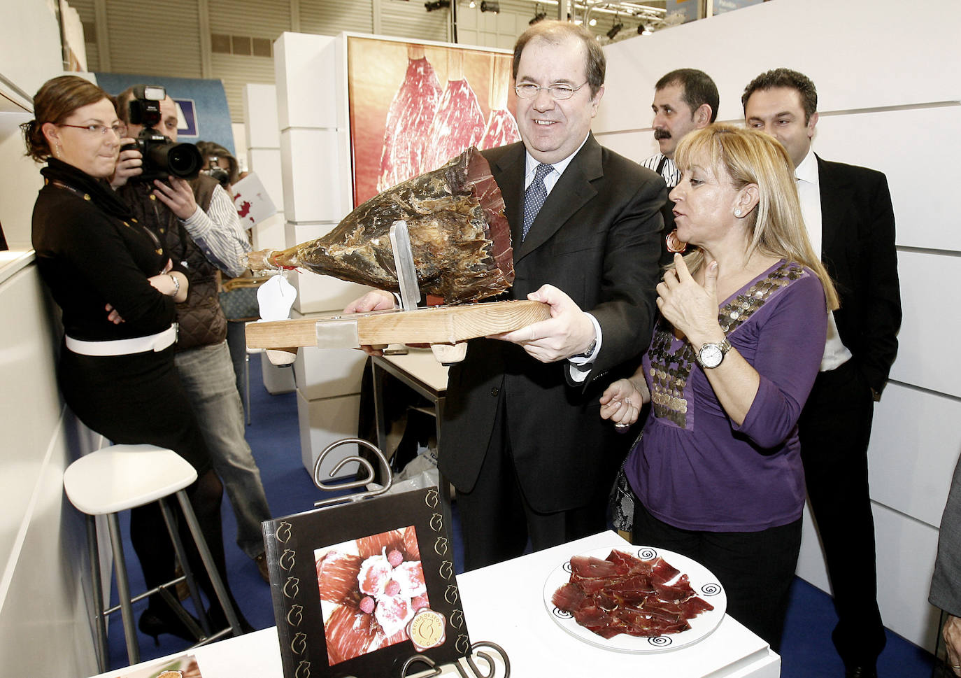 Marzo 2009. El presidente de la Junta de Castilla y León, Juan Vicente Herrera, junto a Carrasco durante la visita al stand de esta institución en la Feria Alimentaria de Valladolid.