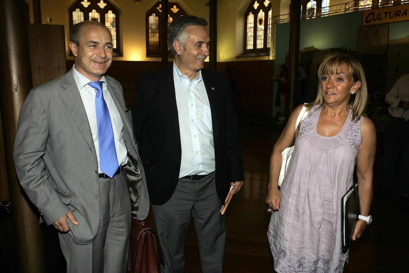 2010. La vicepresidenta primera de Caja España, Isabel Carrasco, con otros consejeros del PP, tras el consejo de administración celebrado en León. 