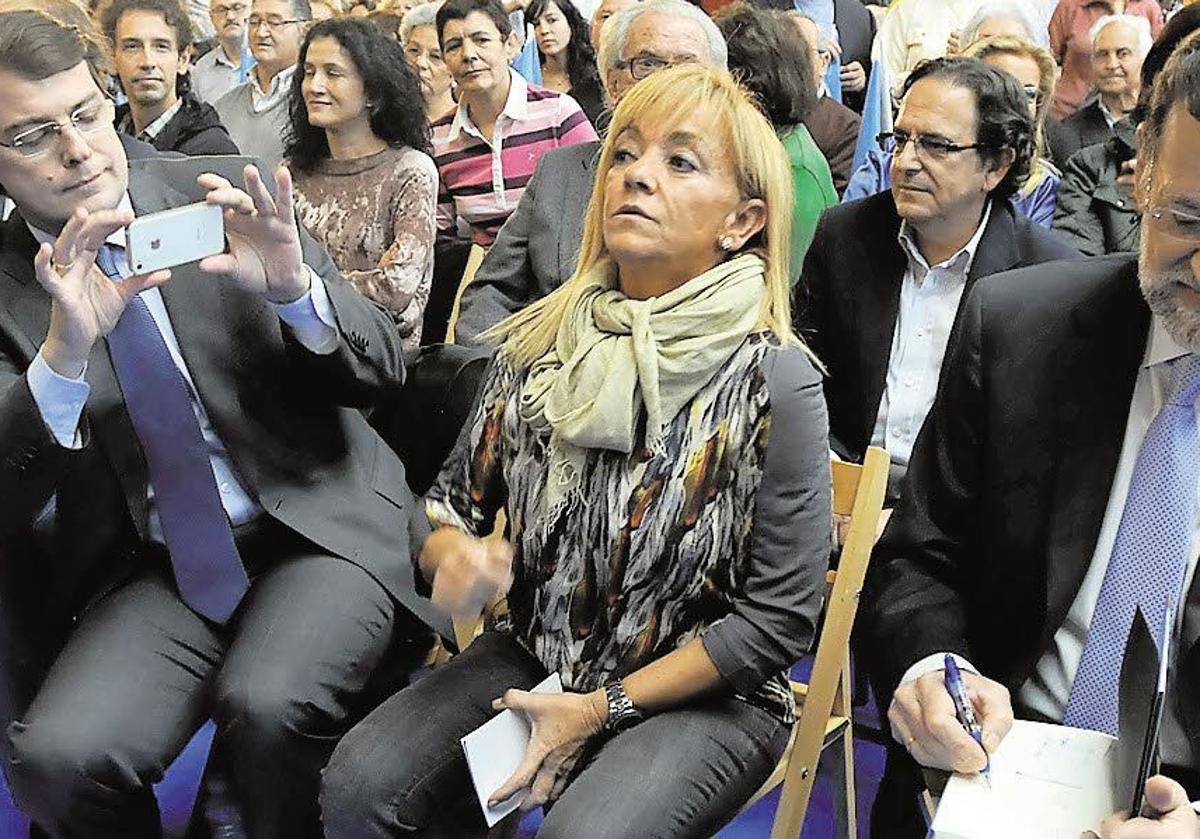 Imagen principal - Mañueco toma una foto a Carrasco en un acto del PP con Rajoy; la leonesa en un mitin con Juan Vicente Herrera y una inauguración en León con Zapatero y el fallecido ministro leonés José Antonio Alonso.