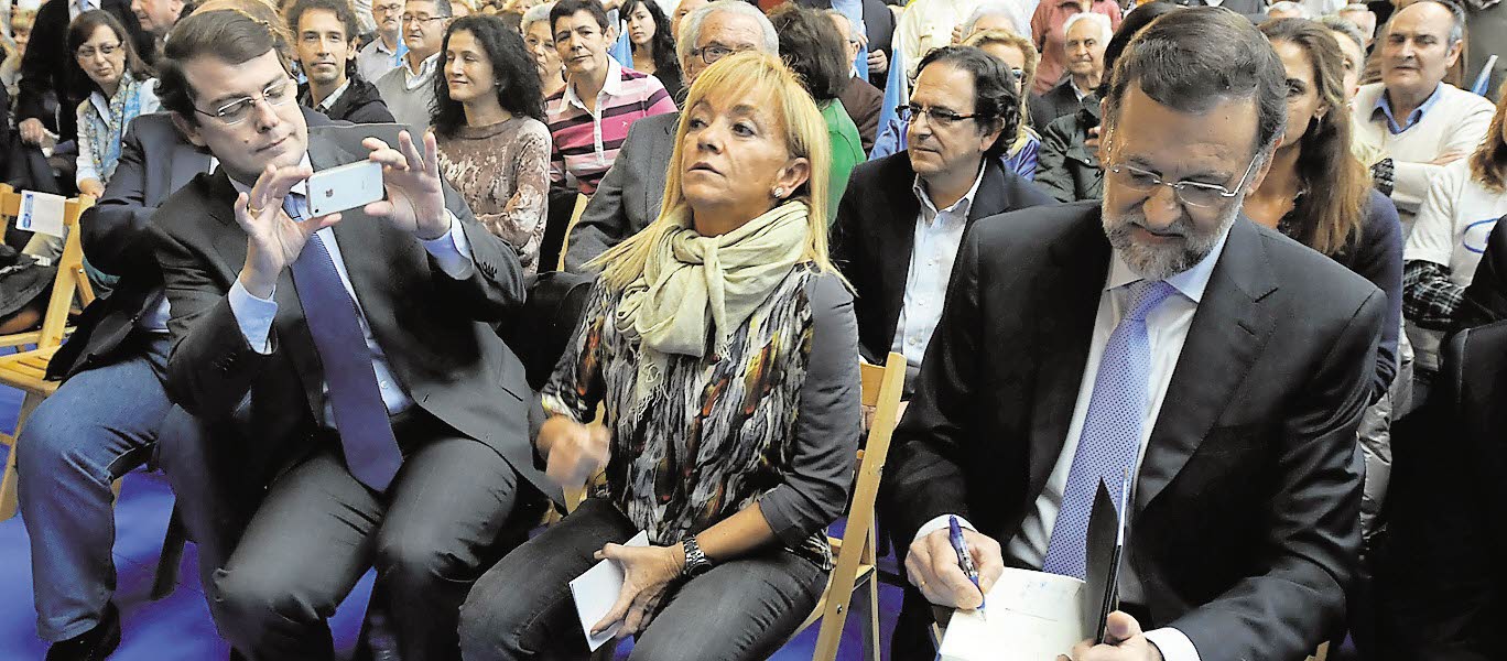 14 de noviembre de 2011. El presidente y candidato del Partido Popular a la presidencia del Gobierno, Mariano Rajoy, acompañado por la presidenta provincial del PP, Isabel Carrasco, durante el acto de campaña celebrado en León.