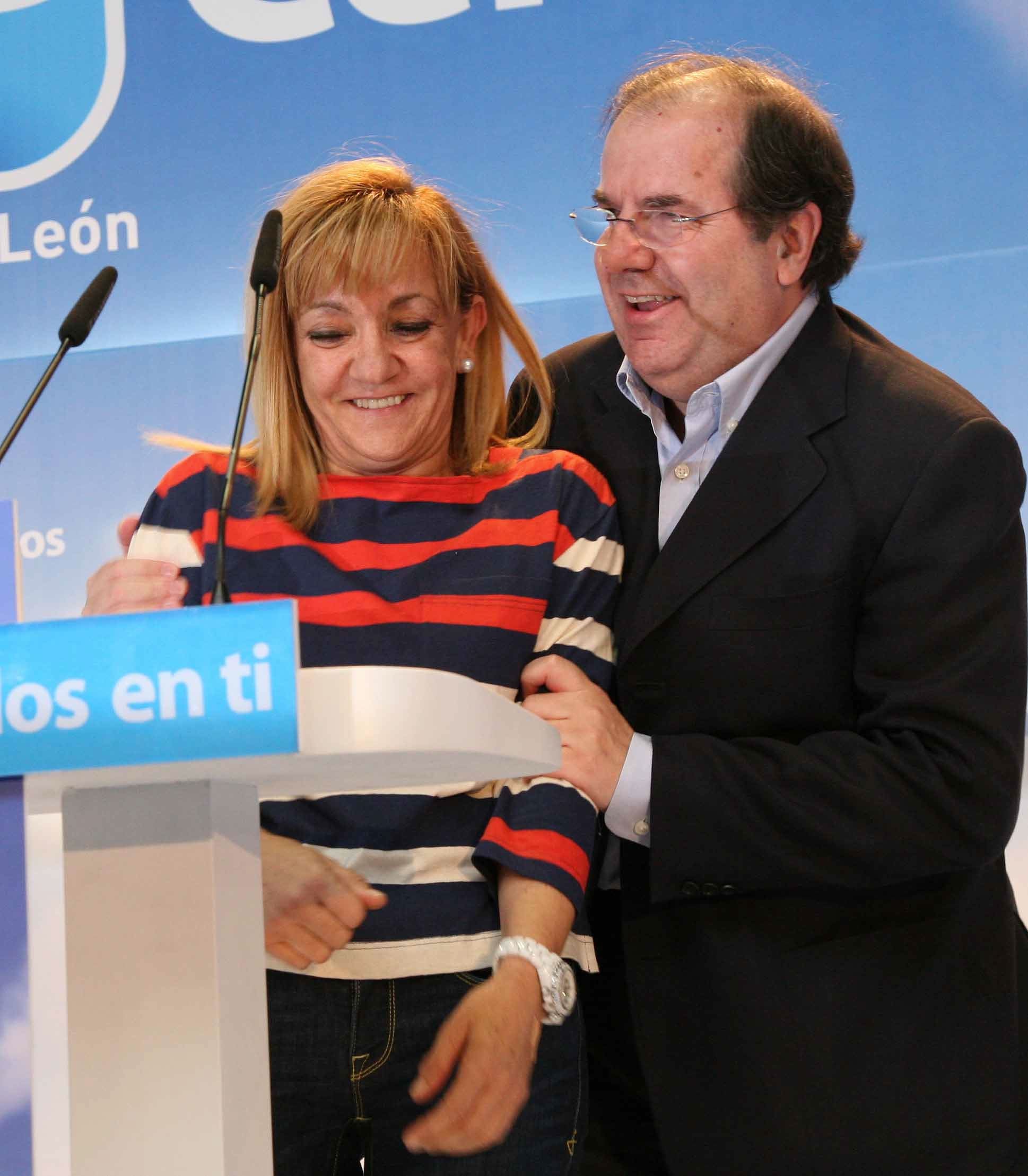 Mayo 2011. El candidato a la presidencia de la Junta por el PP, Juan Vicente Herrera, bromea con Isabel Carrasco al comienzo del acto electoral en León.