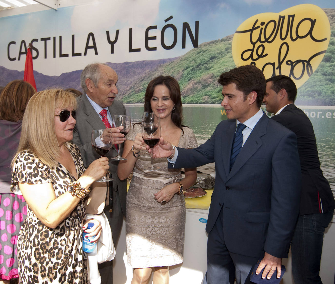 La consejera de Agricultura y Ganadería, Silvia Clemente, e Isabel Carrasco durante la presentacion de los productos Tierra de Sabor en la inauguración del IV Encuentro de Casas Regionales 'España en Sevilla'.