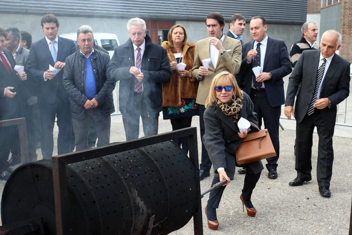 Noviembre 2013. Isabel Carrasco, con un tambor para hacer magosto durante la segunda jornada de la Feria Internacional de Turismo de Interior, Intur, en Valladolid.