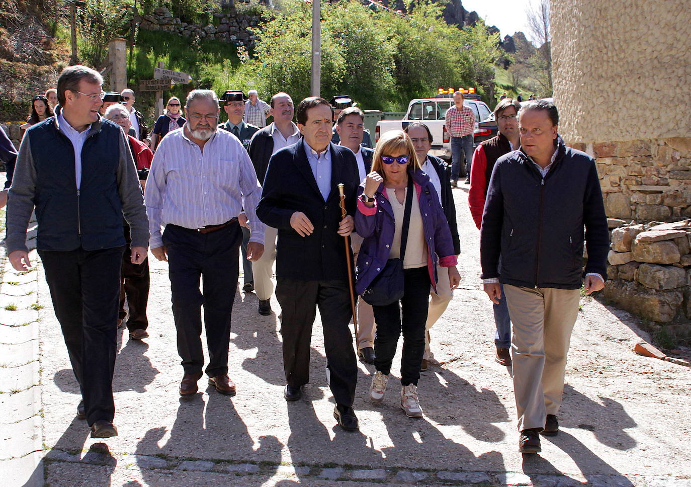 El vicepresidente primero del Senado, Juan José Lucas (c), en la romería de Valdorria (León), acompañado por el consejero de Fomento y Medio Ambiente, Antonio Silván (i), la presidenta de la Diputacion de León, Isabel Carrasco y el presidente del Consejo Consultivo, Mario Amilivia.