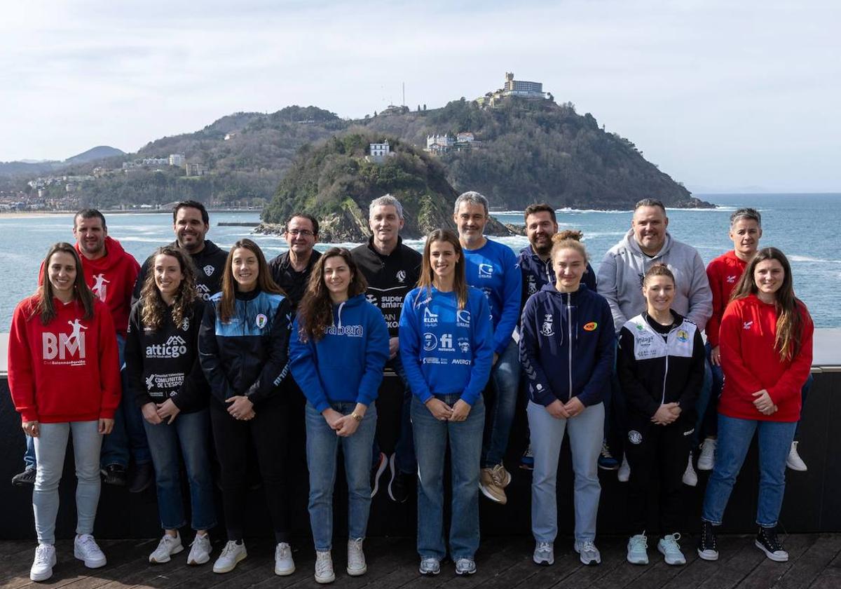 Jugadores y técnicos participantes en la Copa de la Reina que se celebra en Donostia.