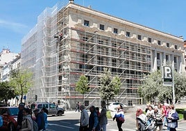 Fachada lateral y principal del Banco de España en Valladolid, cubierta de andamios.