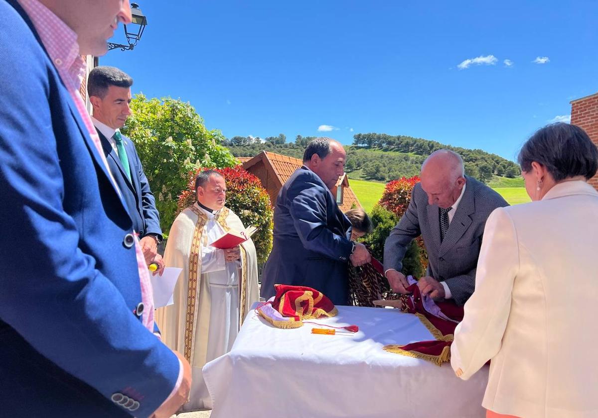 Momento de la bendición del pendón