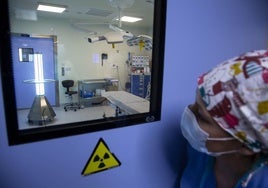 Quirófano del Hospital Recoletas Campo Grande de Valladolid, con luz ultravioleta para la desinfección.