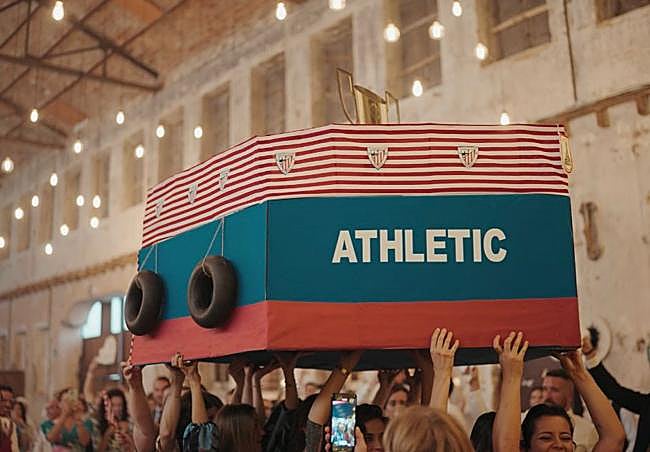 Salida de la gabarra en el banquete.