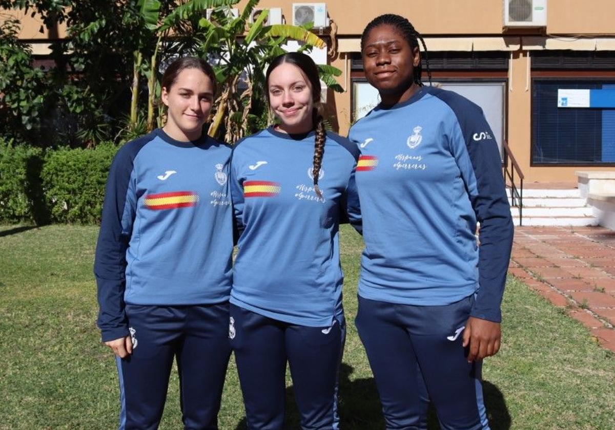 Nerea, en el centro, junto a Belén Rodríguez y Kelly Fonkeng en una concentración con las Guerreras Juveniles.