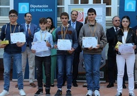 Algunos de los premiados, con sus diplomas.