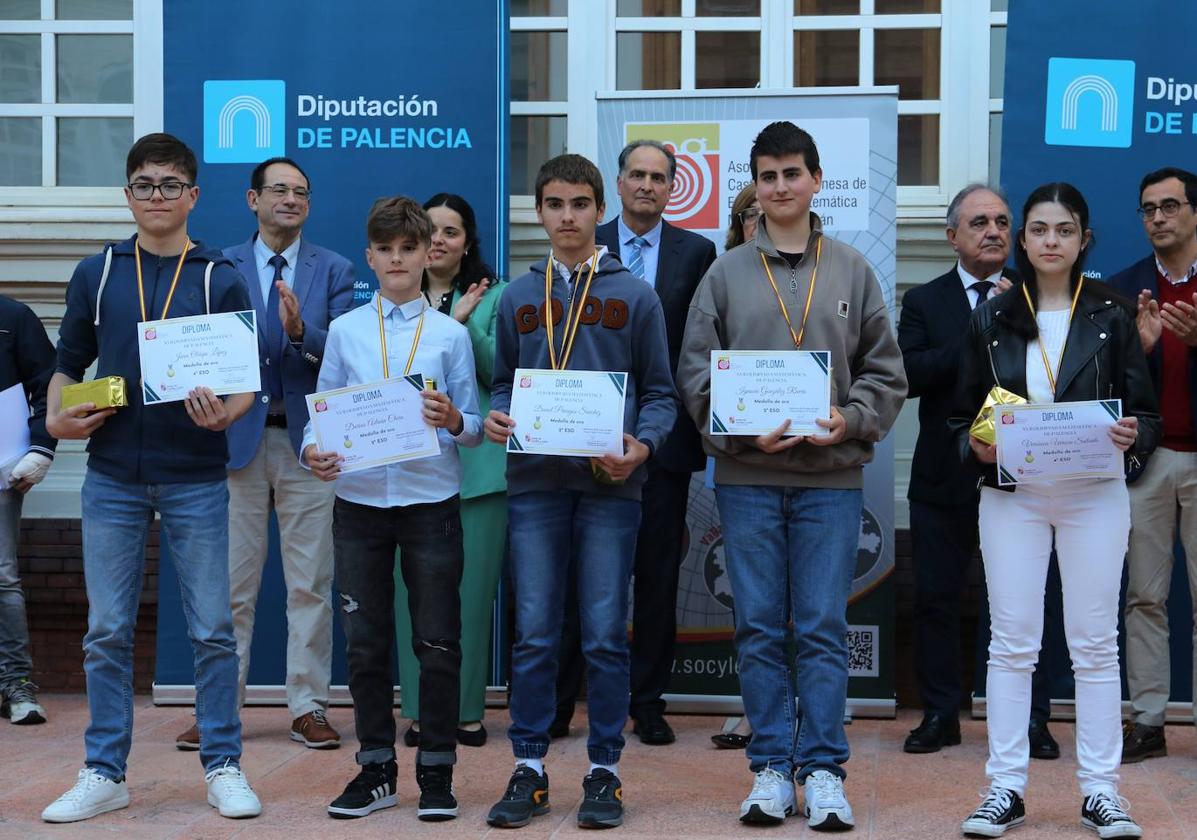 Algunos de los premiados, con sus diplomas.