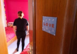 Rachida, en la habitación donde duermen sus hijos pequeños, con un cartel de 'Love' (amor) en la puerta.